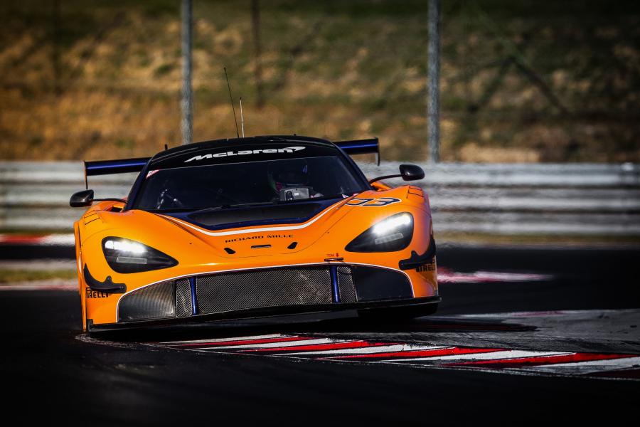  McLaren 720S GT3 2019 года  (фото 8 из 16)